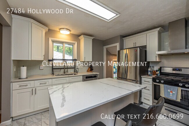 Building Photo - 27484 Hollywood Dr