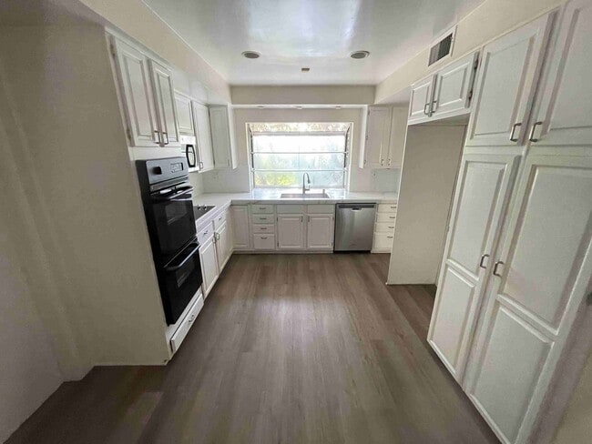 Building Photo - BEAUTIFUL FOUR BEDROOM TWO AND A HALF BATH HOME!