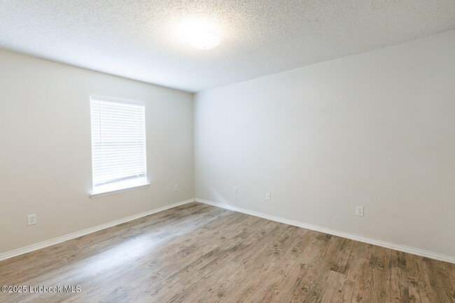 Building Photo - 536 N Kirby Ave