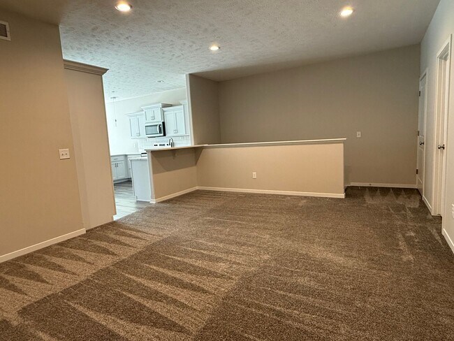 Building Photo - zero entry ranch townhome with 2 stall garage.  Spacious 2 bedroom/2.5 bath