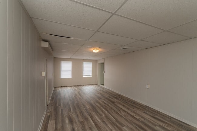 Building Photo - 1/2 OFF 2ND MONTH'S RENT! Updated 1 bed/1 ...