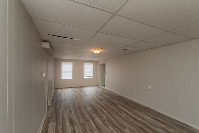 Building Photo - 2ND MONTH'S RENT FREE! Updated 1 bed/1 bat...