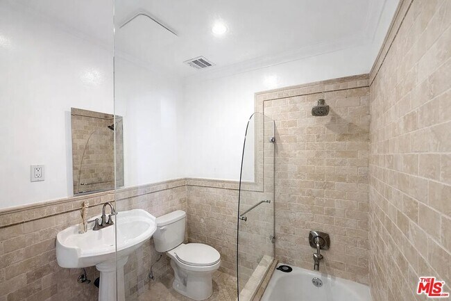 Building Photo - 1033 20th St