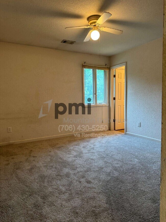 Building Photo - 131 Primrose Dr