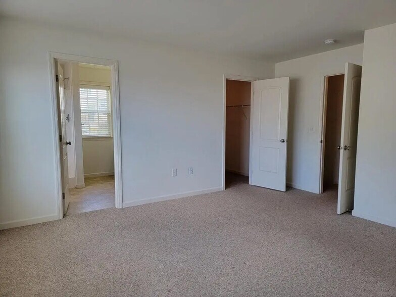 Building Photo - 639 Winding Ln