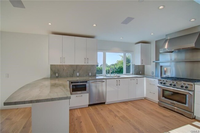 Building Photo - 2880 Chateau Way