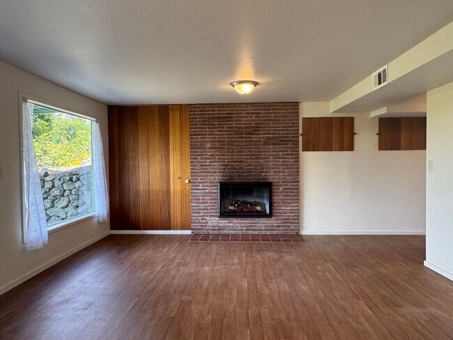 Building Photo - 3 bed/2 Bath, Spacious Home in Mount Verno...