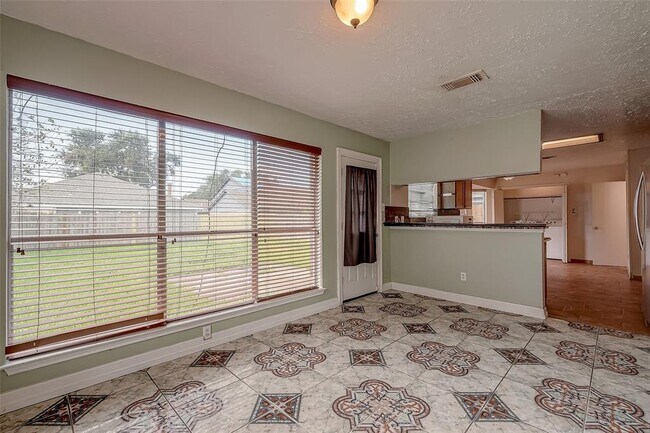 Building Photo - 2026 Sandy Knoll Dr