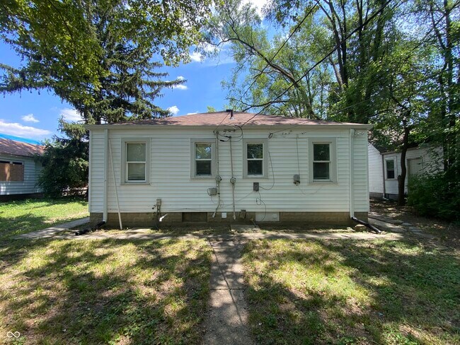 Building Photo - 1462 N Gladstone Ave