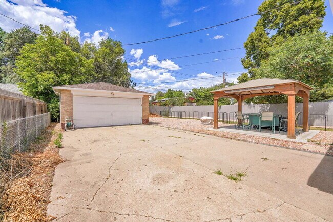 Building Photo - $3,195.00, 5 bed, 2 bath located in Denver