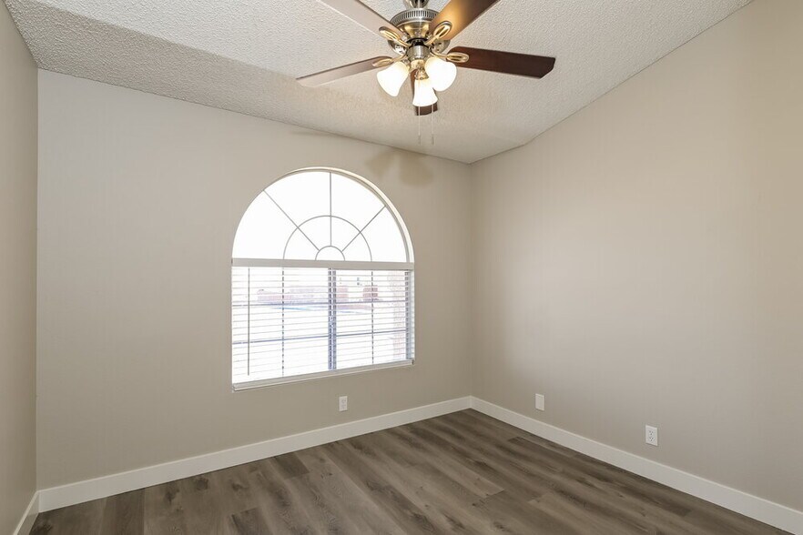 Building Photo - 934 Wagon Train Dr