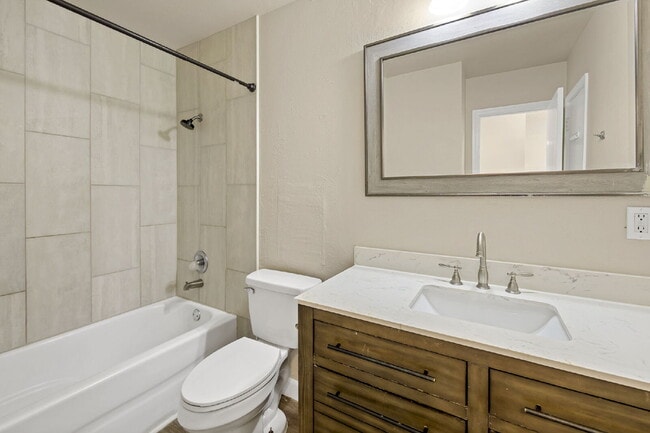 Building Photo - 404 Sunny Ln