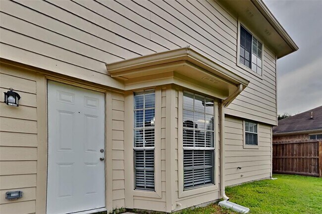 Building Photo - 728 Pateway Ct