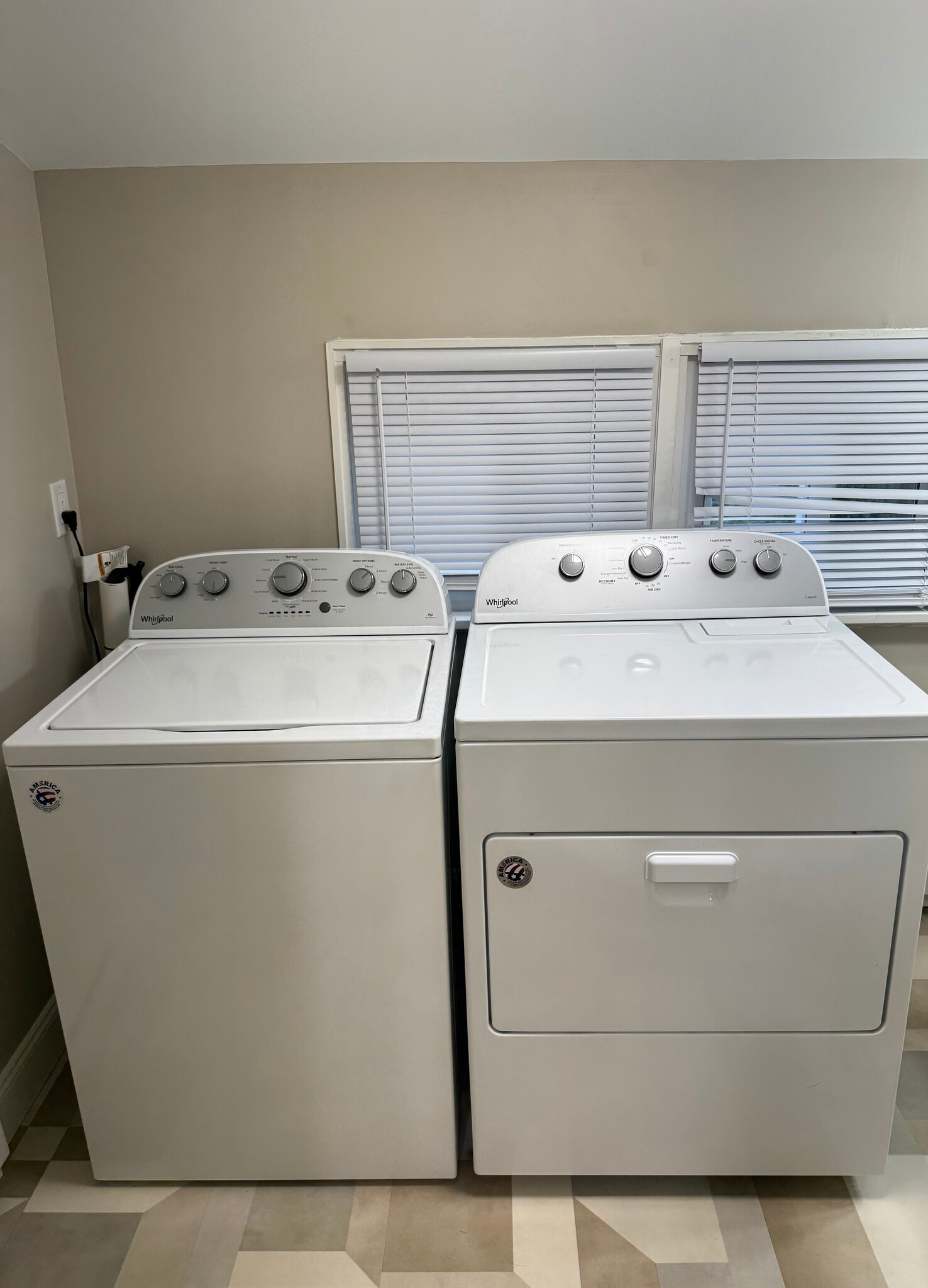 Building Photo - 554 Walnut St