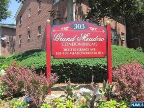 Building Photo - 303 Grand