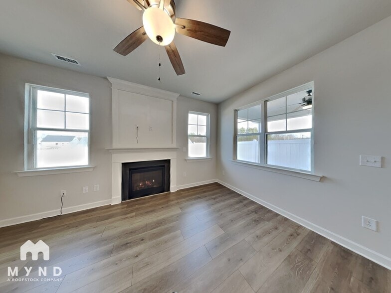 Building Photo - 279 Shadow Fls Dr