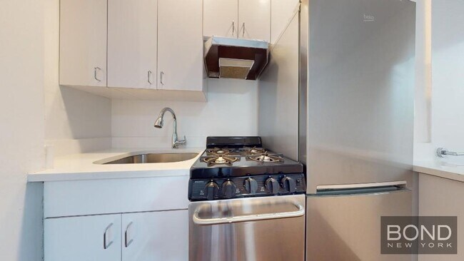 Building Photo - 140 E 46th St