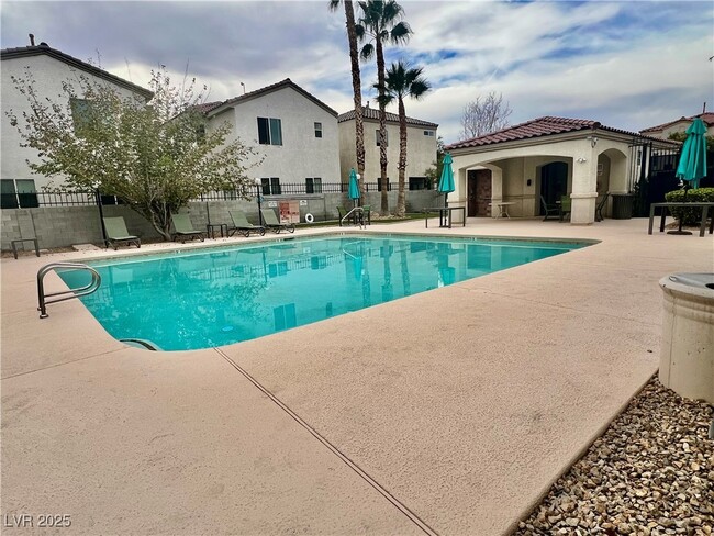 Building Photo - 1324 Sun Village Ave