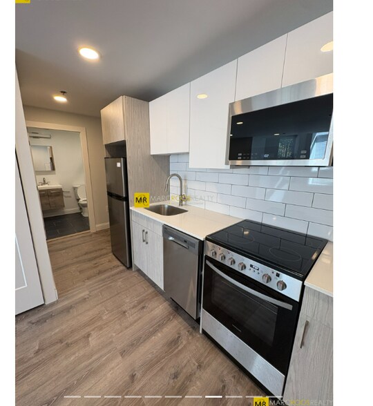 Building Photo - 131 Park Dr