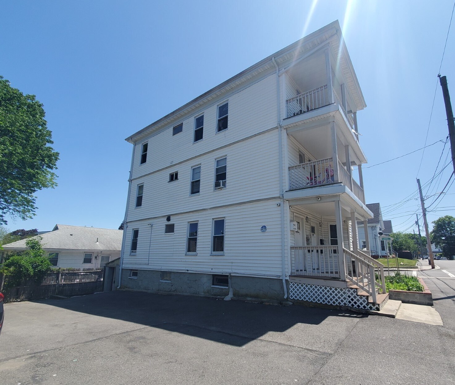 Building Photo - 14 Blaine St