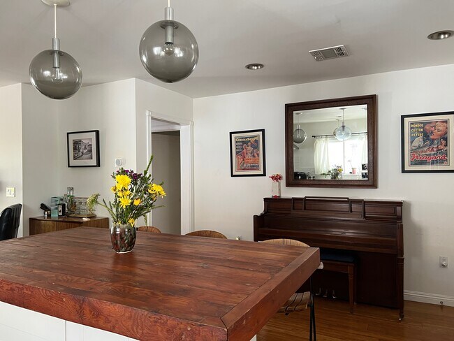 Building Photo - 310 Newland St