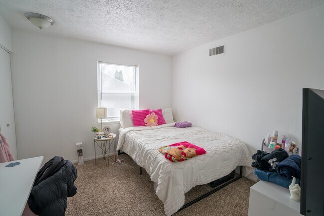 Building Photo - 923 Burcham Dr