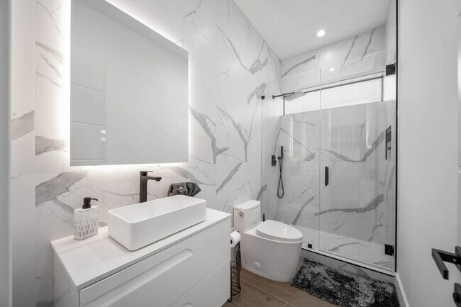 Building Photo - 547 NE 16th Ave