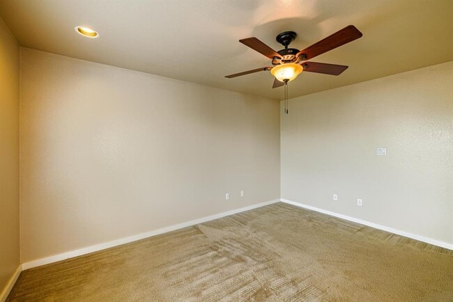 Building Photo - 2102 Laura Ct