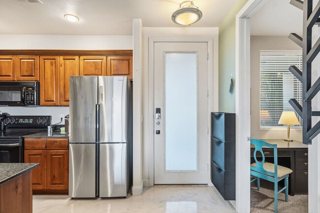 Building Photo - 225 N Country Ln