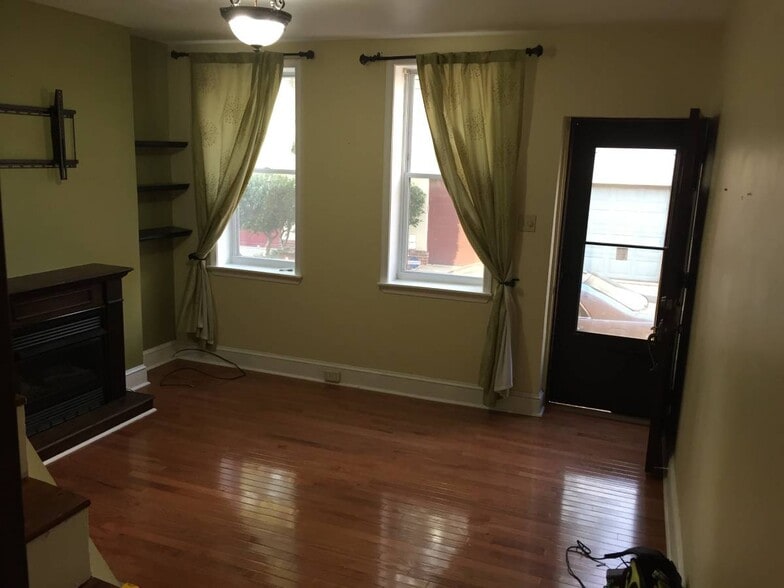 Living Room / Front Door - 2516 Webster St