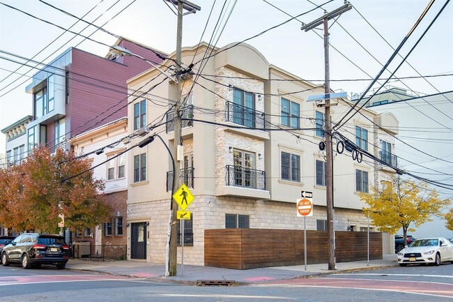 Building Photo - 133 Brunswick St