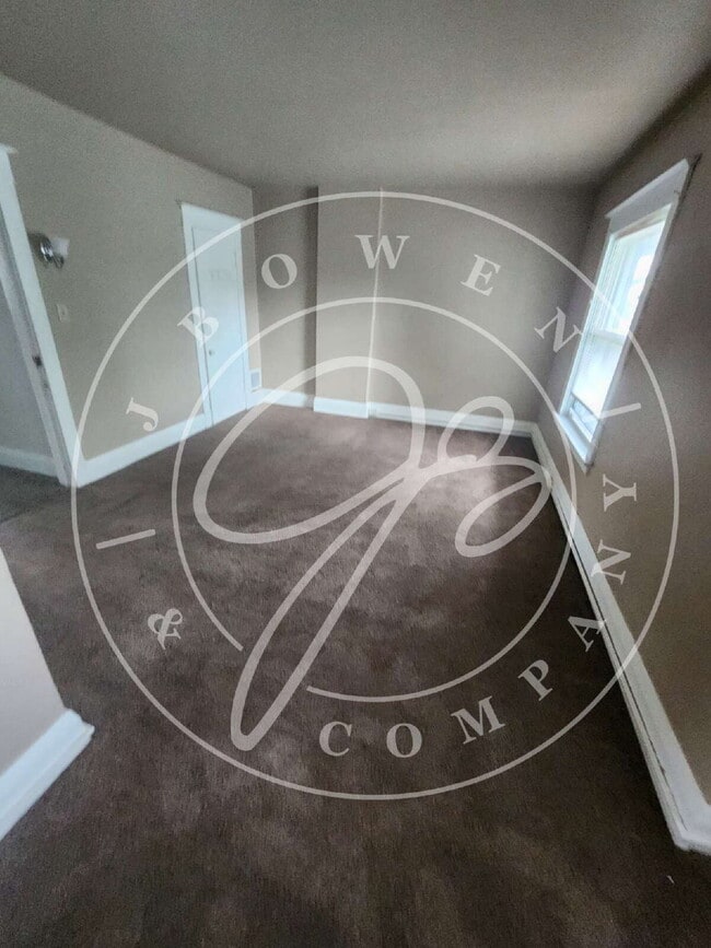 Building Photo - "Charming 2-Bedroom Townhouse on East Broa...