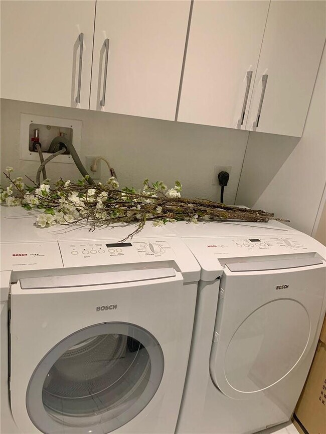 Building Photo - 350 SE 2nd St