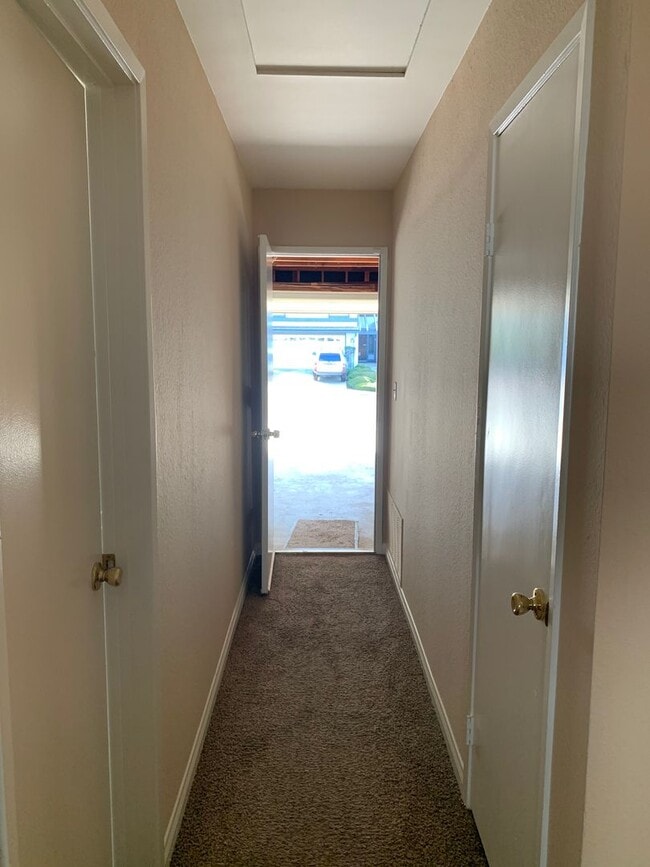 Building Photo - 3 Bedroom 2 Bath Cowles Mountain Home For Rent