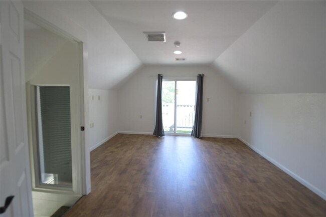 Building Photo - 5307 Pine Ave