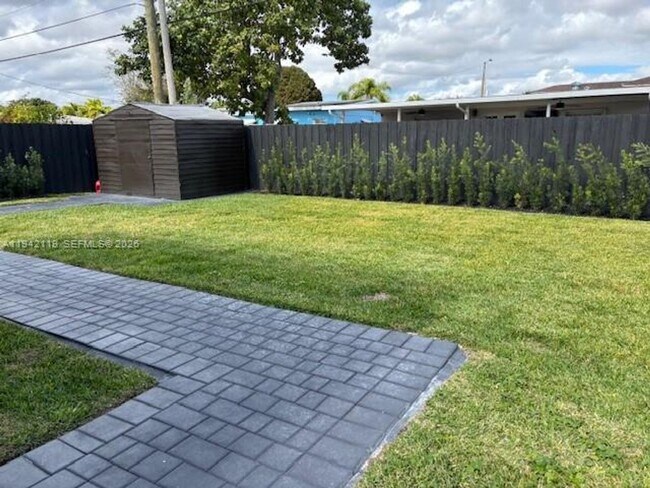 Building Photo - 9315 SW 44th St