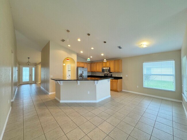 Building Photo - Gated Community of Mandolin