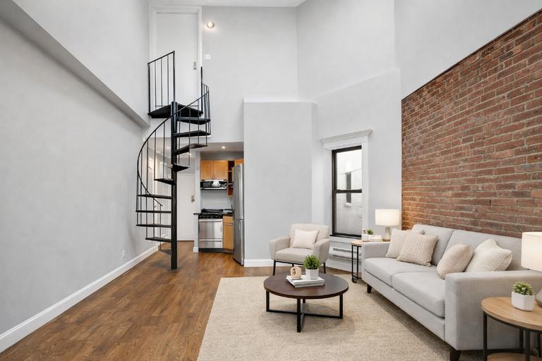 Building Photo - 209 E 25th St