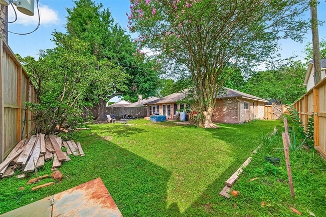 Building Photo - 15343 Meadow Village Dr
