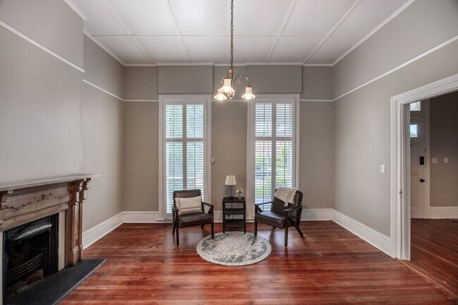 Building Photo - Downtown home walking distance to Mercer L...