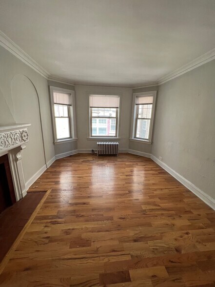 Building Photo - 5042 N Wolcott Ave