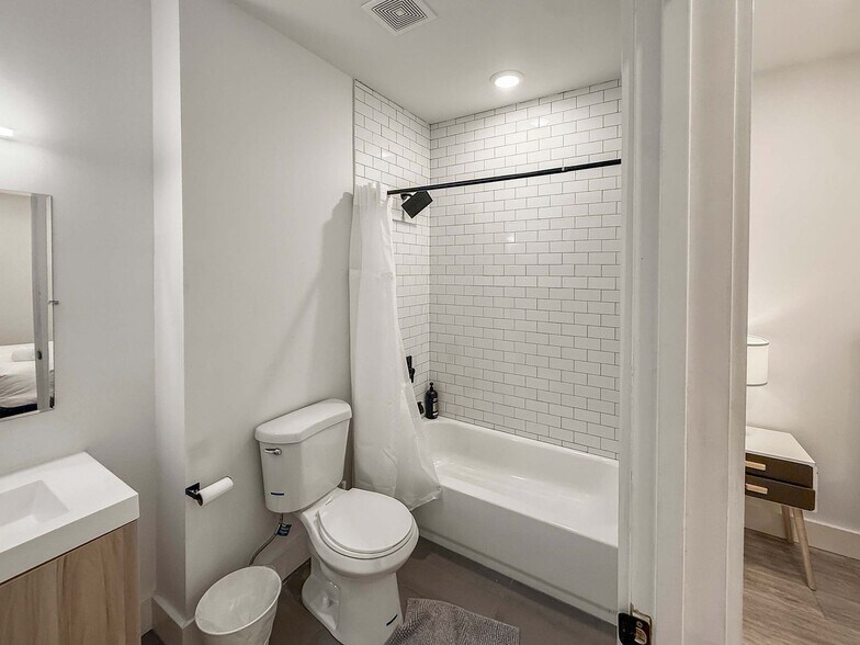 Building Photo - 2400 E Huntingdon St