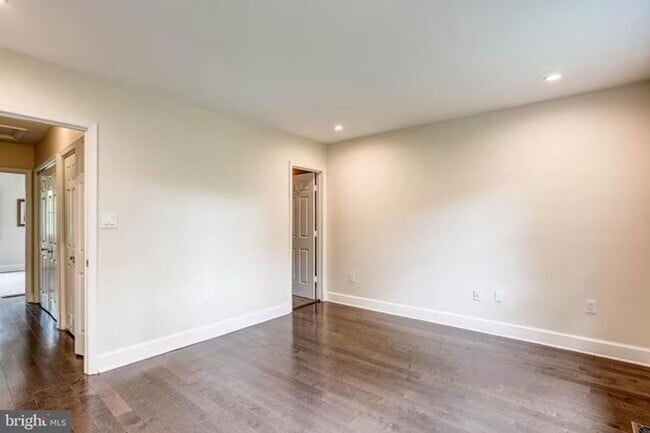 Building Photo - Sun-Drenched 2BR/2.5 BA Townhouse Condo in Gated Sutton Place