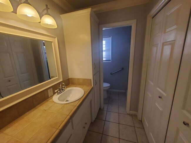 Building Photo - Nice 3 bedroom 2 bath home with fenced in ...