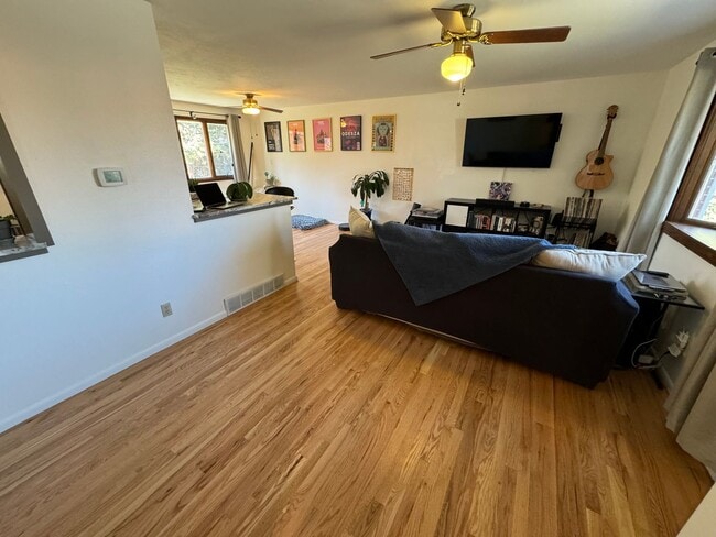 Building Photo - Private Lakewood Home