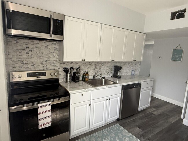 Building Photo - 131 E 27th St