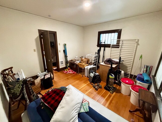 Building Photo - 202 E 7th St