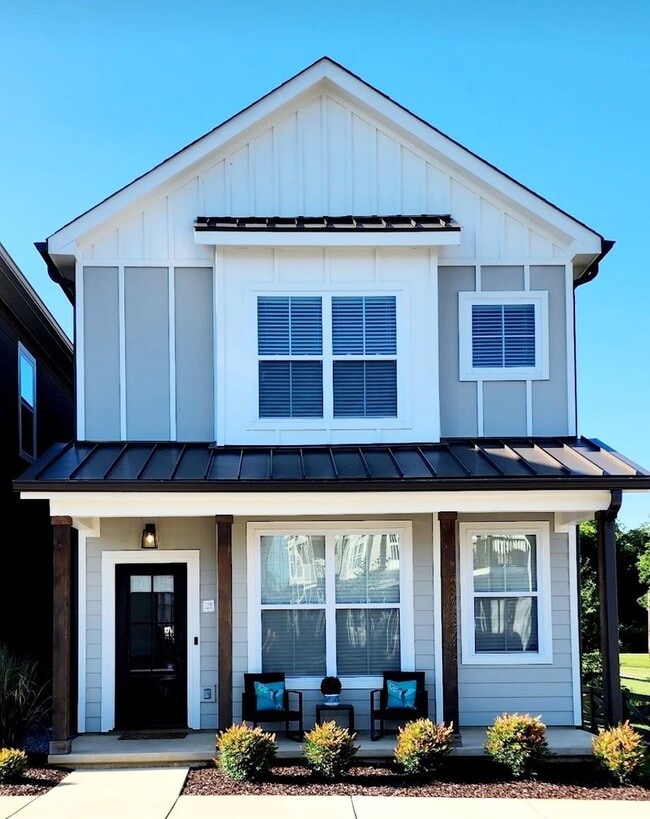 Building Photo - Modern 3-Bedroom Townhome with Pool Access Near Downtown Cookeville