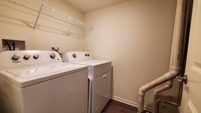 Building Photo - 3 Br/ 2 Ba Townhome, Dahlia Model