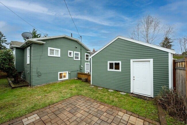 Building Photo - Charming 3 Bedroom/2 Bath Craftsman Home for Lease in Phinney/Greenlake